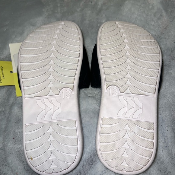 Unisex kids slides, active wear. Never worn or used. Still with tags. Kids. - Picture 6 of 7